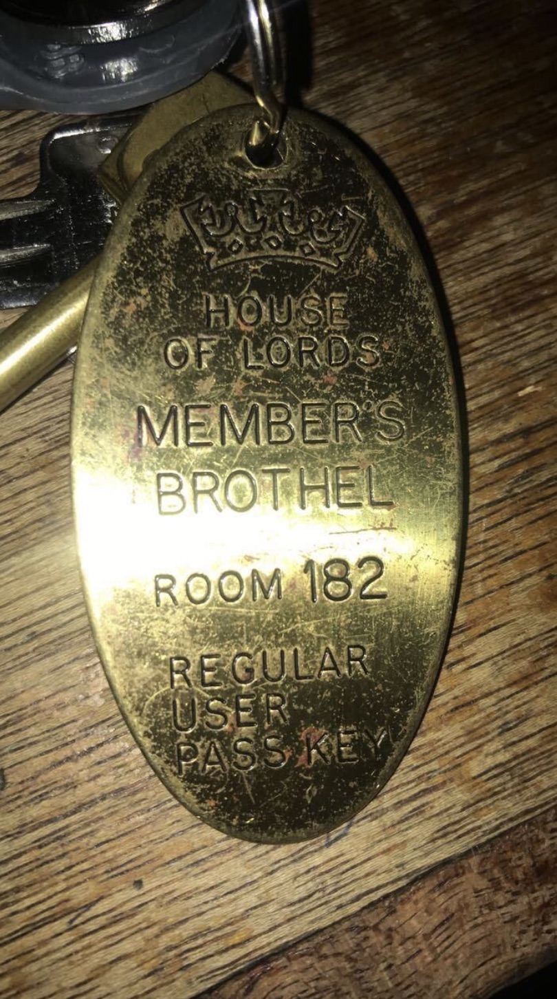 locket - House Of Lords Member'S Brothel Room 182 Regular User Pass Key